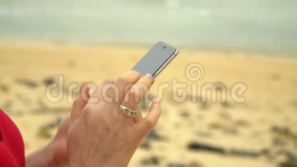 女人双手紧闭这位女士在海滩背景下打电话留言女性的手越南视频的预览图