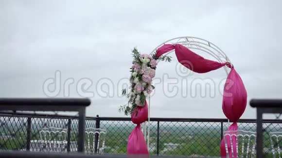 婚礼装饰在屋顶上视频的预览图