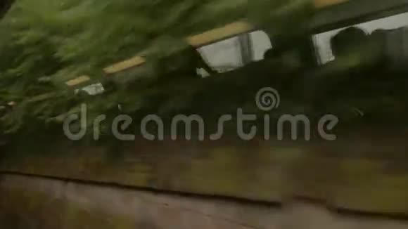 从火车上看到墙视频的预览图
