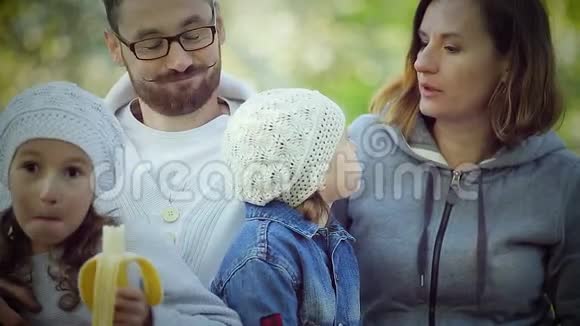 欢乐的一家人在公园里野餐视频的预览图