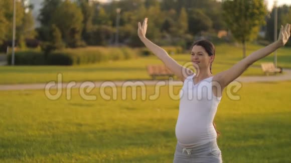 孕妇在公园做运动视频的预览图