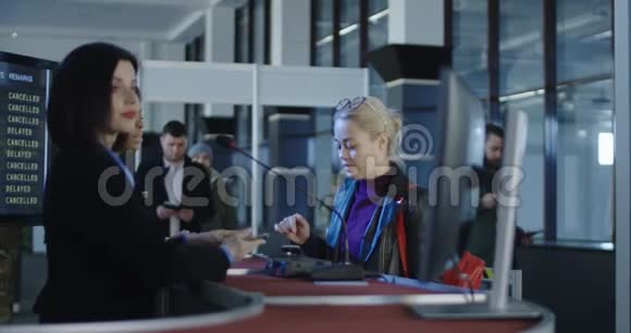 机场安检人员处理旅客视频的预览图