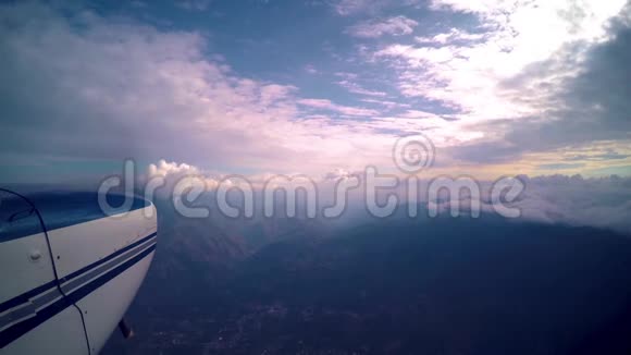 在BoconA飞过山脉视频的预览图