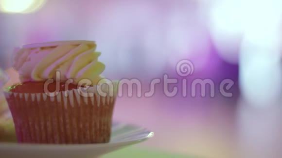 彩色背景上的盘子上的蛋糕视频的预览图