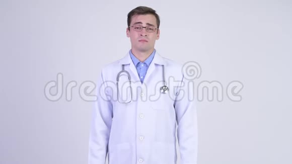 年轻悲伤的医生竖起大拇指视频的预览图