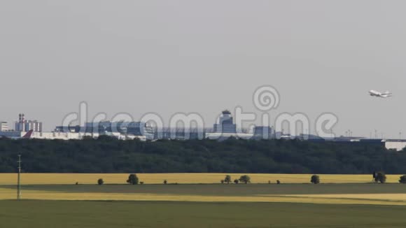 从布拉格机场起飞的客机视频的预览图