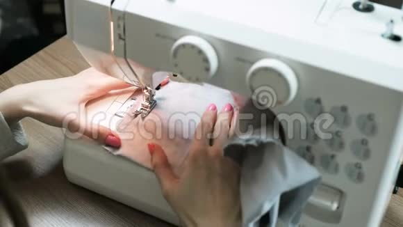 女士缝制轻织物上的缝纫机特写侧视上景视频的预览图