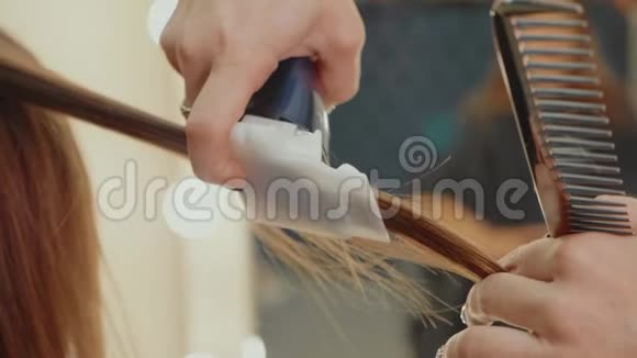 美容院理发师正在给她擦头发的女人特写视频的预览图