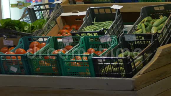 蔬菜站在市场上视频的预览图