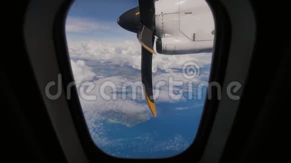 从飞机窗口看到飞机螺旋桨马达视频的预览图