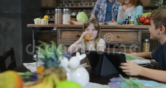 父母喝酒看孩子一起在家做饭后吃饭视频的预览图