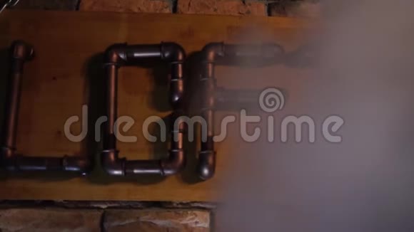 写阁楼的酒吧招牌烟雾中金属管道的铭文视频的预览图