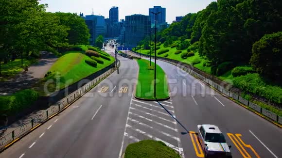 东京约吉公园附近一条绿色街道的时间推移视频的预览图