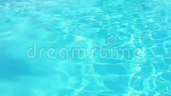 一个人漂浮在水潭里视频的预览图