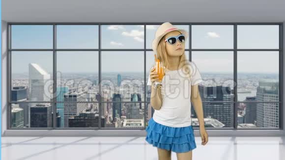 年轻女孩走在空荡荡的办公室里喝橙汁在全景窗户后面可以看到城市景观和摩天大楼视频的预览图