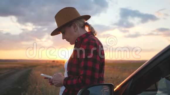 女孩农学家用智能手机分析作物的发展视频的预览图