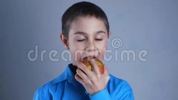 男孩吃苹果的肖像视频的预览图