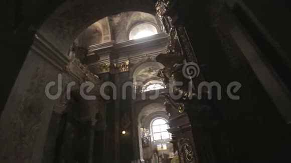 沿着古老的哥特式教堂旅行天使金雕的特写镜头太阳已经突破了视频的预览图