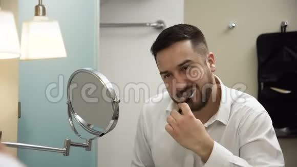 旅馆里的商人刷牙视频的预览图