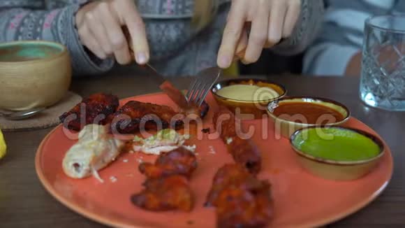 慢镜头年轻女子和她的家人在咖啡馆里吃印度菜视频的预览图