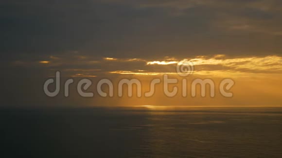 日落时分太阳的光束从天空中穿过海浪视频的预览图