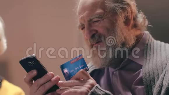 为网上购物支付交易费用的留胡子养老金领取者视频的预览图