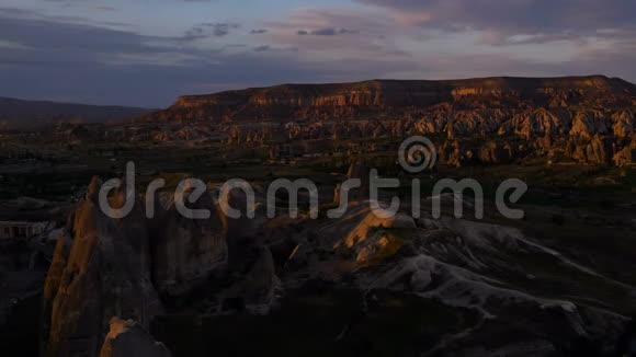 早上的时间经过大峡谷和土耳其卡帕多西亚的阿克达格山高原视频的预览图