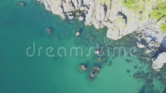 Flycam以落基海岸线向绿松石海洋降落视频的预览图