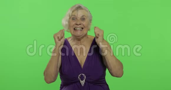 一位老年妇女表现出惊讶喜悦和微笑老奶奶铬键视频的预览图
