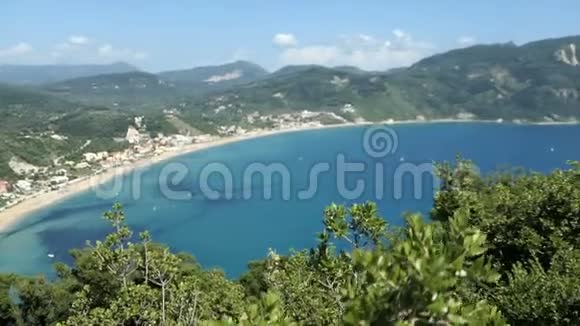 从希腊科孚岛的阿菲奥纳斯村俯瞰海岸线俯视着阿格湾乔治奥斯阿门纳顿视频的预览图