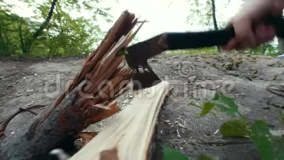 在森林里用斧头砍木头的雄手视频的预览图