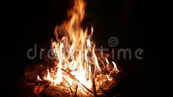 晚上在篝火上用锅煮食物视频的预览图