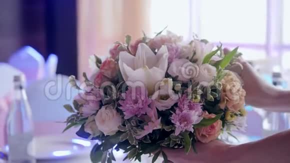 花店用花装饰它为活动聚会或婚宴设置的桌子豪华典雅的桌子视频的预览图