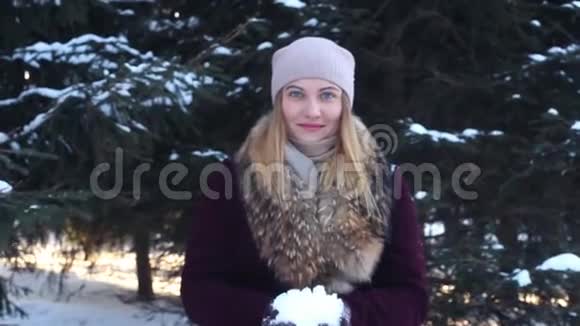 美丽的快乐女孩扔雪和旋转视频的预览图