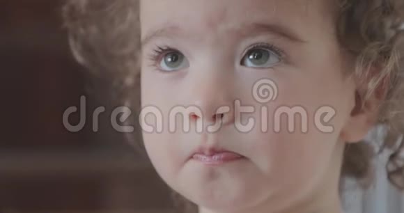 不同情绪的小孩的脸视频的预览图
