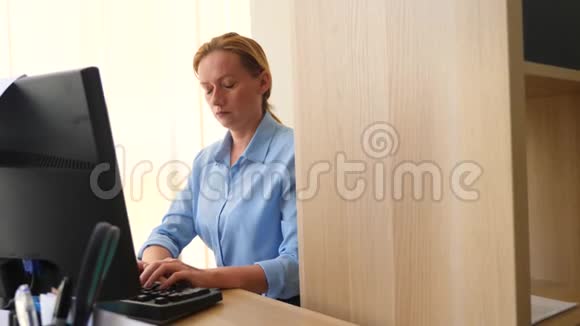 在电脑上工作时眼睛疼痛的女人4k慢动作视频的预览图