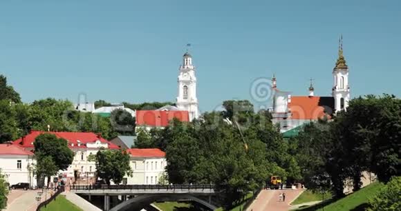 维捷布斯克白俄罗斯在阳光明媚的夏日市政厅和基督复活教堂放大放大视频的预览图