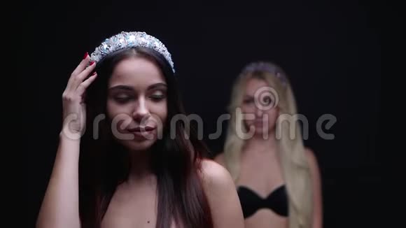 戴皇冠的女模特在演播室摆珠宝视频的预览图