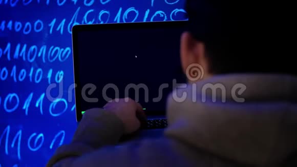 网络犯罪黑客技术概念黑客在暗室编写编程代码或使用病毒程序进行网络攻击视频的预览图