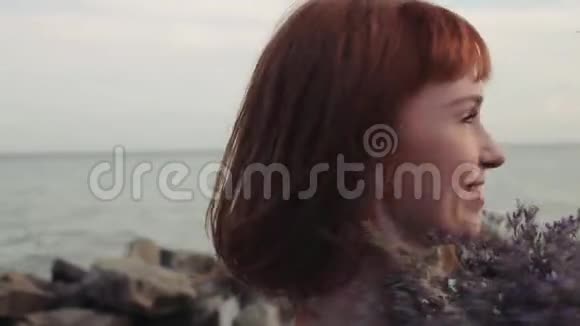 特写镜头慢动作在海里有一张美丽的脸的女孩带着一束花很漂亮的模特视频的预览图