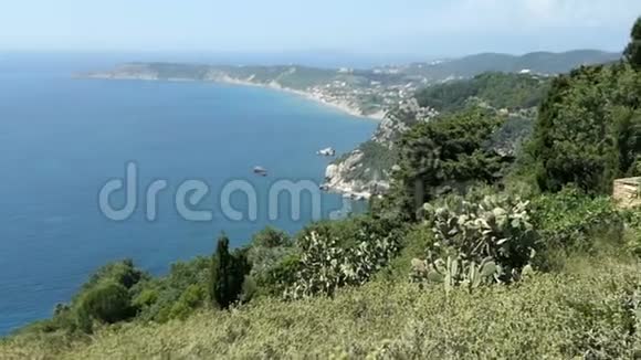 从希腊科孚岛的阿菲奥纳斯村向阿里亚斯方向的海岸线上的鸟瞰图视频的预览图