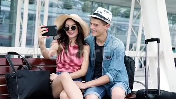 情侣旅行在机场附近电话拍照视频的预览图