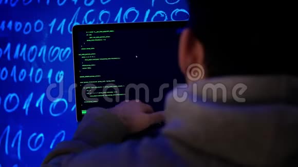 网络犯罪黑客技术概念黑客在暗室编写编程代码或使用病毒程序进行网络攻击视频的预览图