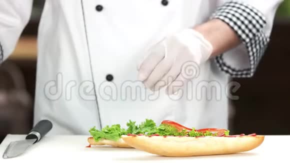 厨师做三明治蔬菜视频的预览图