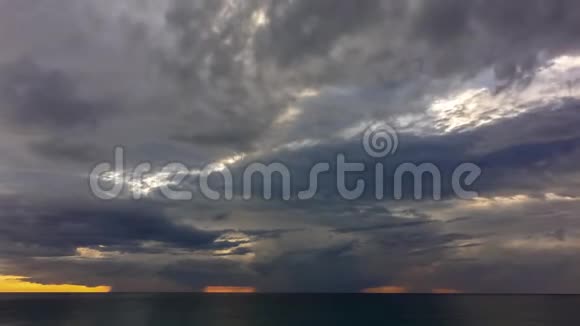 日落时分的风景和暴风雨来临前的云动视频的预览图