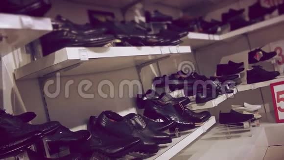 商店货架上的男靴男鞋视频的预览图