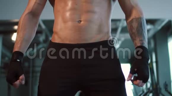 健身运动中肌肉发达的男性身体视频的预览图