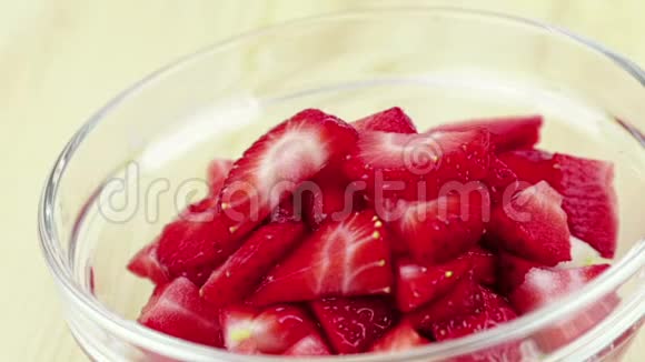 男人在透明杯中用白色酸奶覆盖健康草莓健康水果食品的概念视频的预览图
