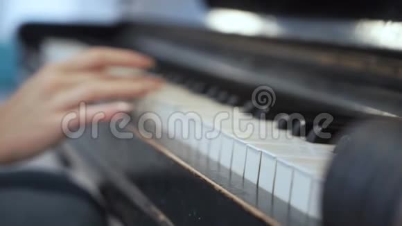 女性手轻轻地触摸钢琴键视频的预览图