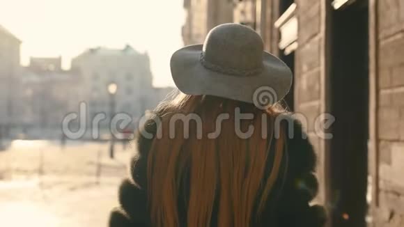 头发长长的女人一双灰色的蓝色大眼睛正在市中心疾驰而不是转向相机和微笑视频的预览图